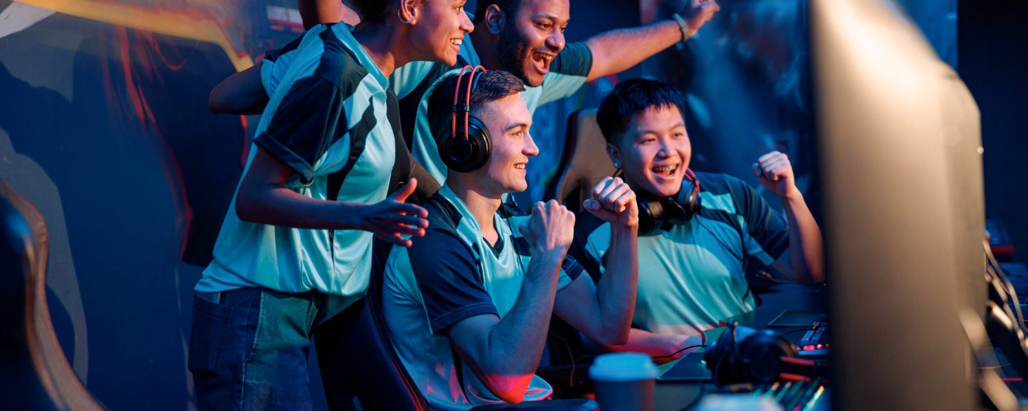 esports players celebrating